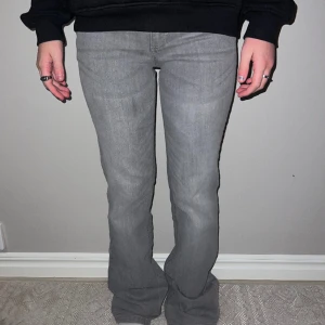 Lågmidjade jeans  - Super snygga Lågmidjade jeans, köptes begagnat för 350, säljer då jag inte fått någon andvändning av dem💕 dem är i st 34men lite stora i storleken 💞säljer för 200 pris kan diskuteras🩷