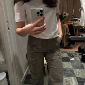 Cargobyxor  - Super snygga cargobyxor i militär grön🎀