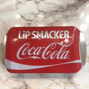 Säljer denna super coola lip smacker coca cola boxen med alla lip smackers i. Fanta original är helt tom sen är de andra endast testade på handen