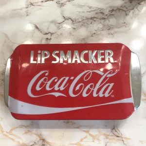 Lip smacker coca cola - Säljer denna super coola lip smacker coca cola boxen med alla lip smackers i. Fanta original är helt tom sen är de andra endast testade på handen