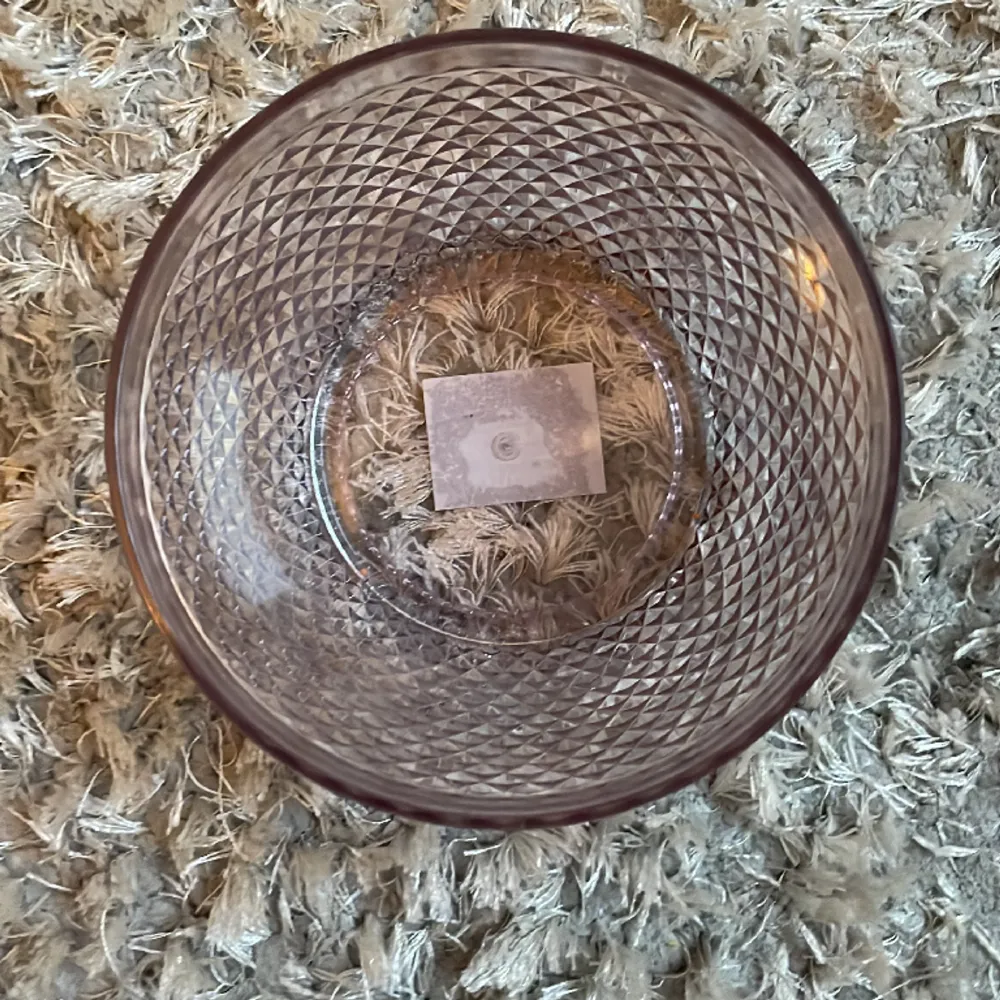 En genomskinlig plast skål från Ullared. Den har ett tagit mönster på sig. Har alldrig lagt något i skålen. . Accessoarer.
