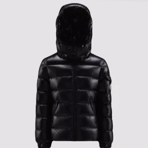 Moncler jacka  - Kollar intressekoll på min moncler jacka i modellen bady! Köpt på monclears hemsida, du får med kvittot, kartongen och allt annat som följde med! Så gott som ny 💕 inga defekter eller liknande  Skulle säga att den passar storlek XS-S 