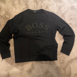 Hugo boss tröja  - En svart hugo boss tröja som är jätte fin. Den är i super skick men den sitter ganska tajt, den är storlek S, skulle inte rekommendera den t någon som är lång // äkta
