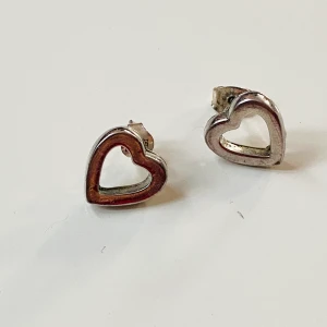 Hjärtformade örhängen silver  - Vackra örhängen i äkta silver stämplat i bakstycke 925