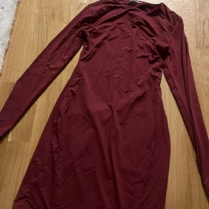 Vinröd långärmad miniklänning meshki  - Lappar kvar  Otroooooligt material och passform  Stl S Hög stretch 