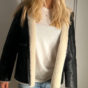 Carin Wester skinn jacka  - Fodrad skinn jacka i nytt skick. Storlek 38 (M)