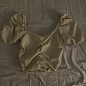 fin topp - festlig topp från h&m med lite volang vid axlarna!! jätte snygg kommer bara inte till användning längre 💗
