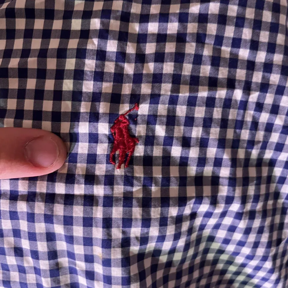 Säljer en Ralph Lauren skjorta i bra skick. Modellen är cirka 185. Hör av er om ni har några frågor😀. Skjortor.