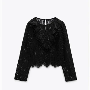 spets blus - svart blus från zara !  andvänd fåtal gånger så mycket bra skick !