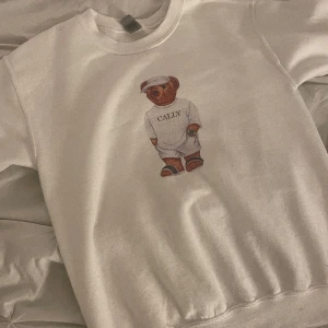 Fashion bear tröja - Vit tröja från Fashion Bear!🐻  Säljer pga ingen användning Inga större defekter Köpt för 600kr Köparen står för frakt Hör av er vid frågor!💗