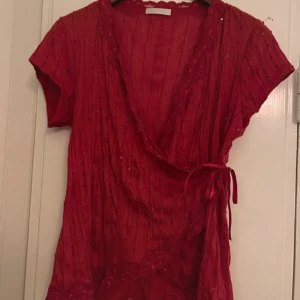 röd glittrig topp - jättesöt topp med paljetter❤️ sitter som en M-L