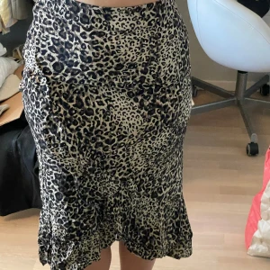 Leopard midikjol - Midikjol i leopard från Kappahl. Aldrig använd.