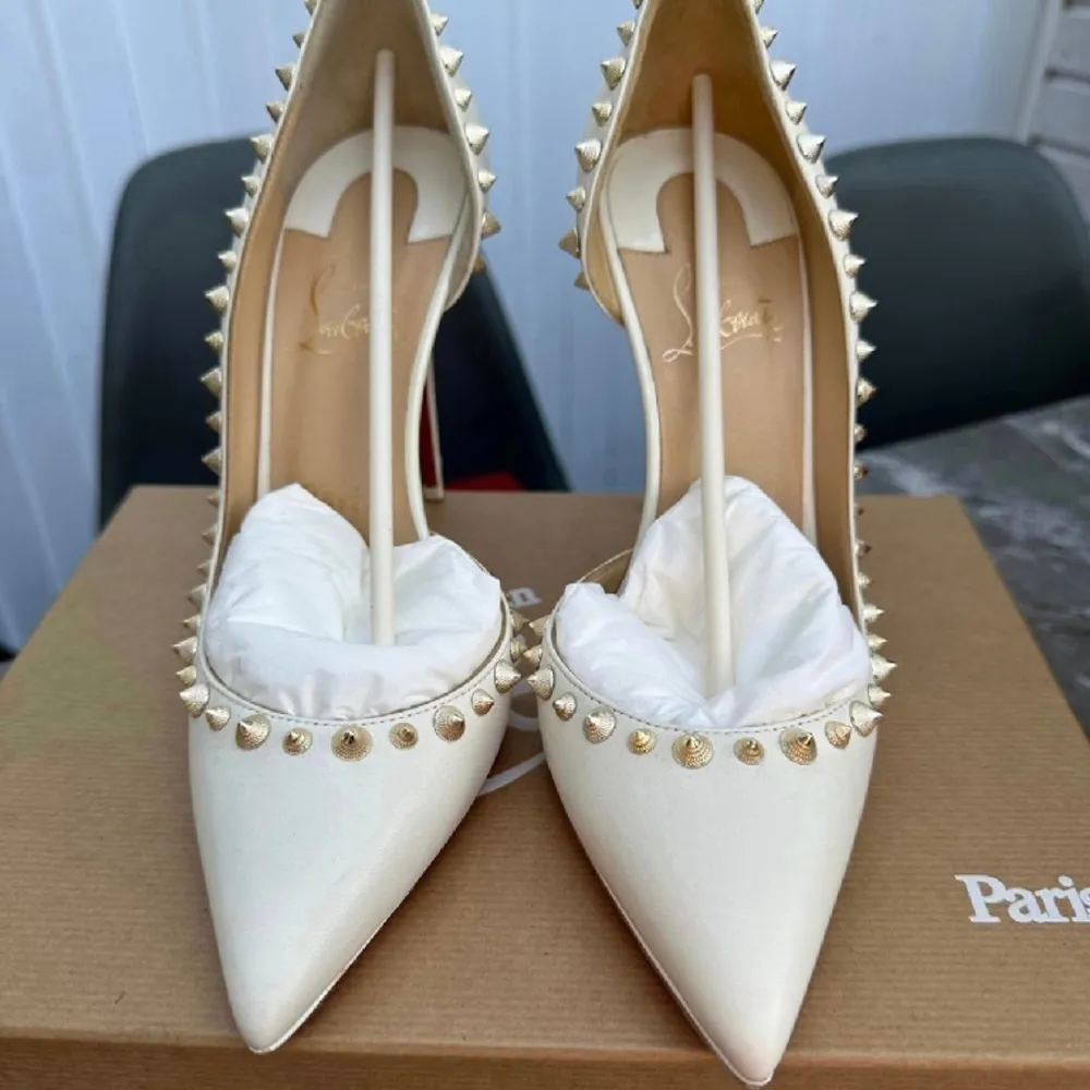 Christian Louboutin Irishell 100 Nappa Shiny/Patent strl 38. Skor är i fint skick, användes 2-3 gånger. Lite skador på klacken men kan lätt få det fixas. Sulorna har ett extra genomskinligt skydd. Klacken är 10cm hög. Kommer med kartong och dustbag. Kengät.