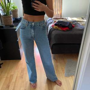 Skitsnygga jeans från Zara som inte används för har ett till par likadana 🧚🏼‍♂️ Jag e 178 lång och de e helt perfekt längd för mig men går ju & klippa ner såklart!