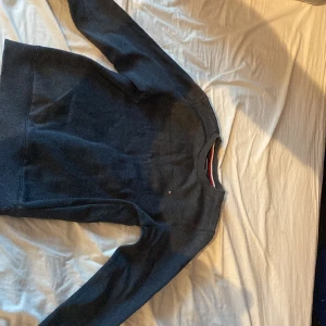 Tommy hilfiger - Jag säljer en tröja, haft den i nåt år.