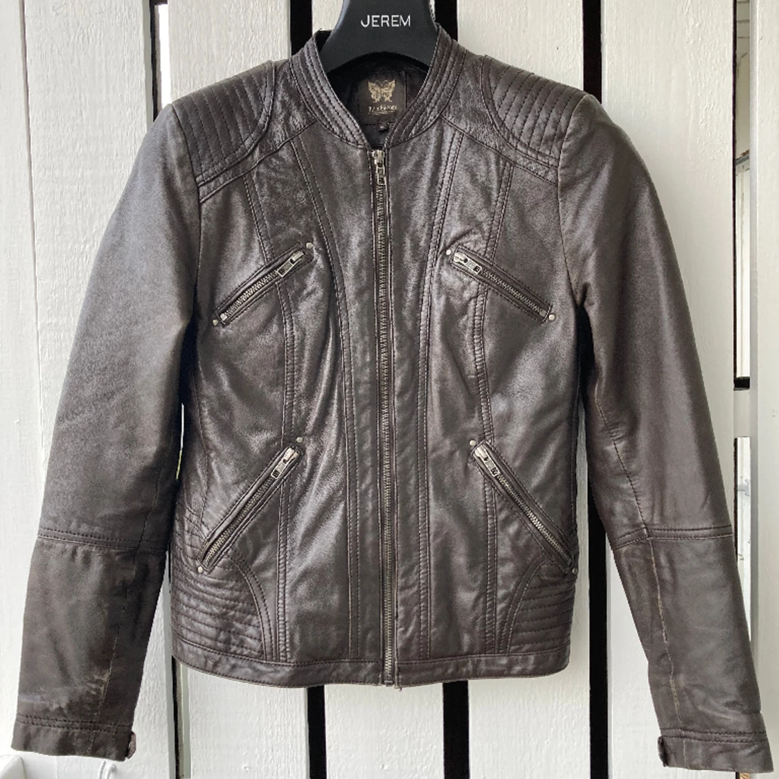 Snygg mörkbrun skinnjacka 