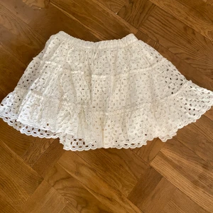 Kjol 400 - Säljer super fin volangkjol  från  ZARA i nyskick! Aldrig använd med lappen kvar 🫒 🦚🍸 perfekt nu till våren  