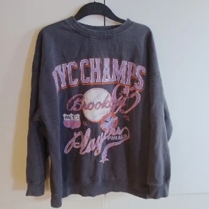 Crewneck, H&M - Storlek M Mörkgrå Använd ett fåtal gånger, bra skick Lite oversized fit 