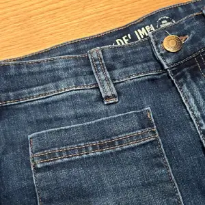 Coola bagge jeans med fickor där fram 💕 de är uppstättade men går att sy upp igen 🫶🫶de är också väldigt stretchiga 