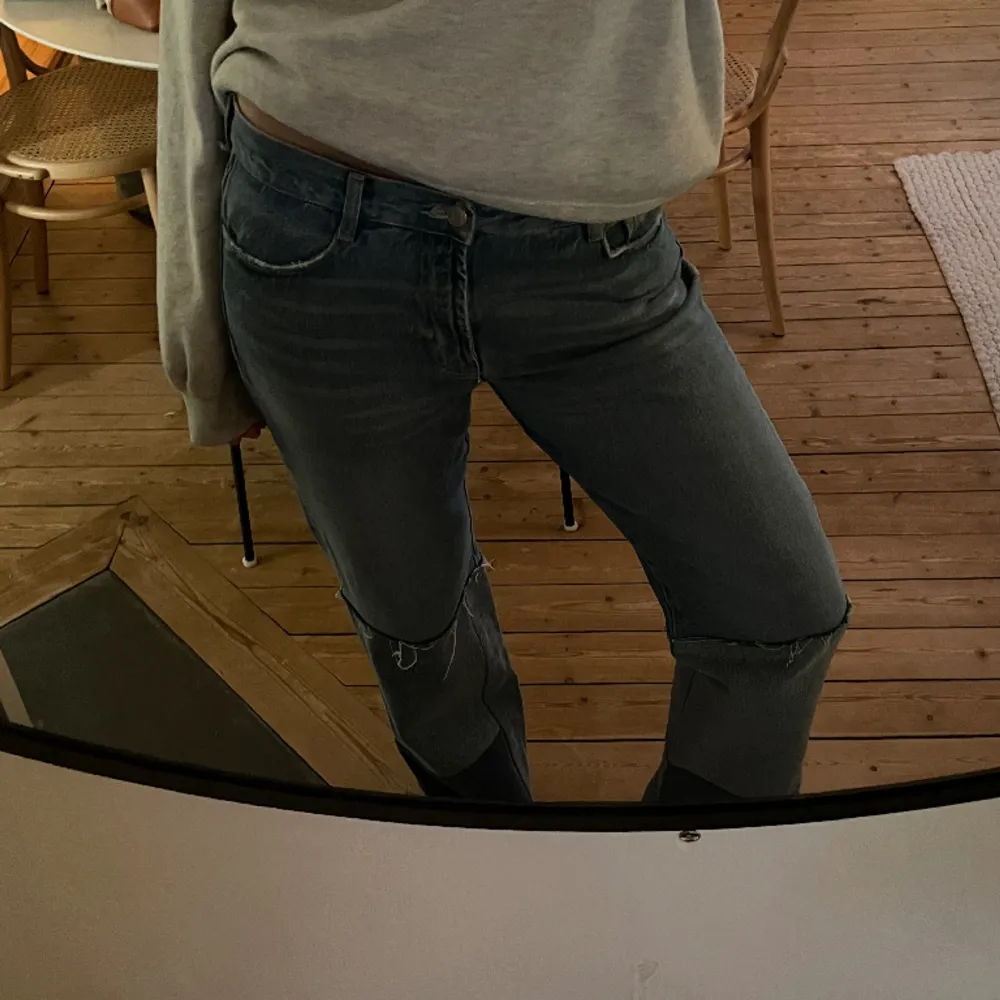Zara jeans köpta förra sommaren? Kommer inte riktigt ihåg. De har en liten fläck på framsidan som inte är så tydlig! Tryck gärna på köp nu🙌🙌. Jeans & Byxor.