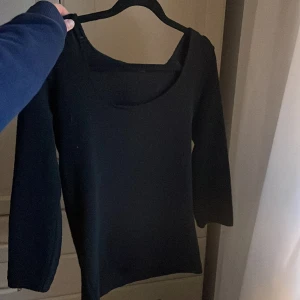 Topp - Fin topp från vero Moda som är i trekvart. Aldrig använd men köpt från sellpy, fint skick 
