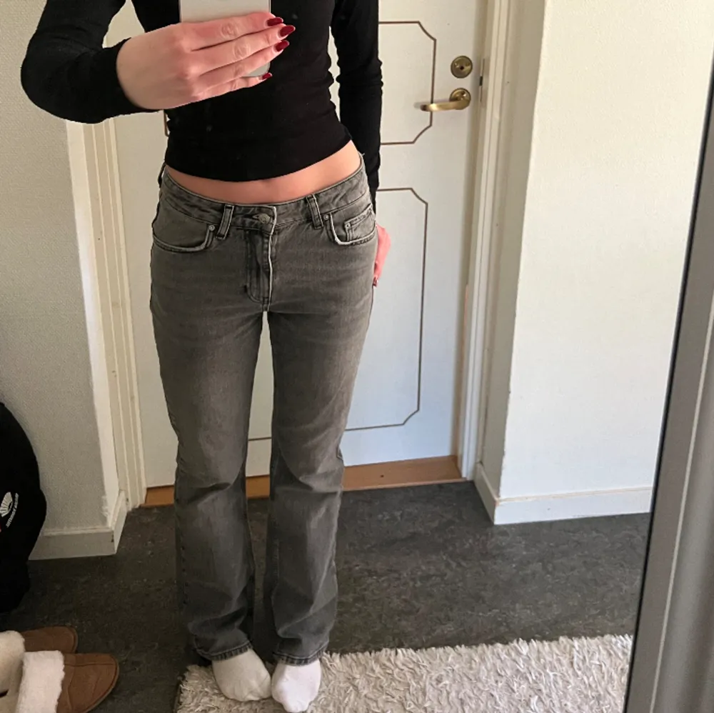 Lågmidjade/ midwaist jeans från Gina tricot, passar i längden på mig som är 1,70 cm . Jeans & Byxor.