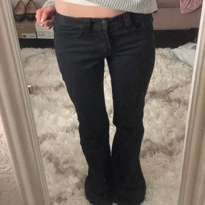 Lågmidjade jeans brandy Melville  - Säljer dessa så snygga lågmidjade jeans från brandy Melville som jag köpte här på plick, dom är tyvärr för små för mig💞