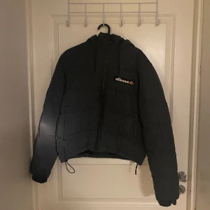 VINTERJACKA - Vinterjacka i reflex material från ellisse. När man inte lyser en lampa mot den är jackan mörkgrå. Perfekt i mörka vintern. Pufferjacka med dragsko, varm och snygg. Köpt för 600kr säljer för 200kr