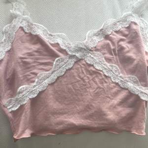 Ett rosa vitt linne med fina band 