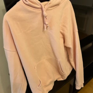 Hoodies  - Vanliga hoodies, den lila har en liten fläck men annars skön att ha på hemma.   