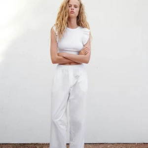 Tröja/linne med volang  - Jättefint linne med volangdetaljer köpt på zara för 89kr. Perfekt för sommaren! 