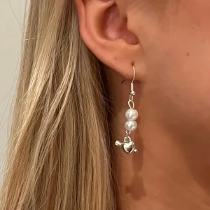 Örhängen - Ett par örhängen i nyskick, bara att skriva vid frågor!