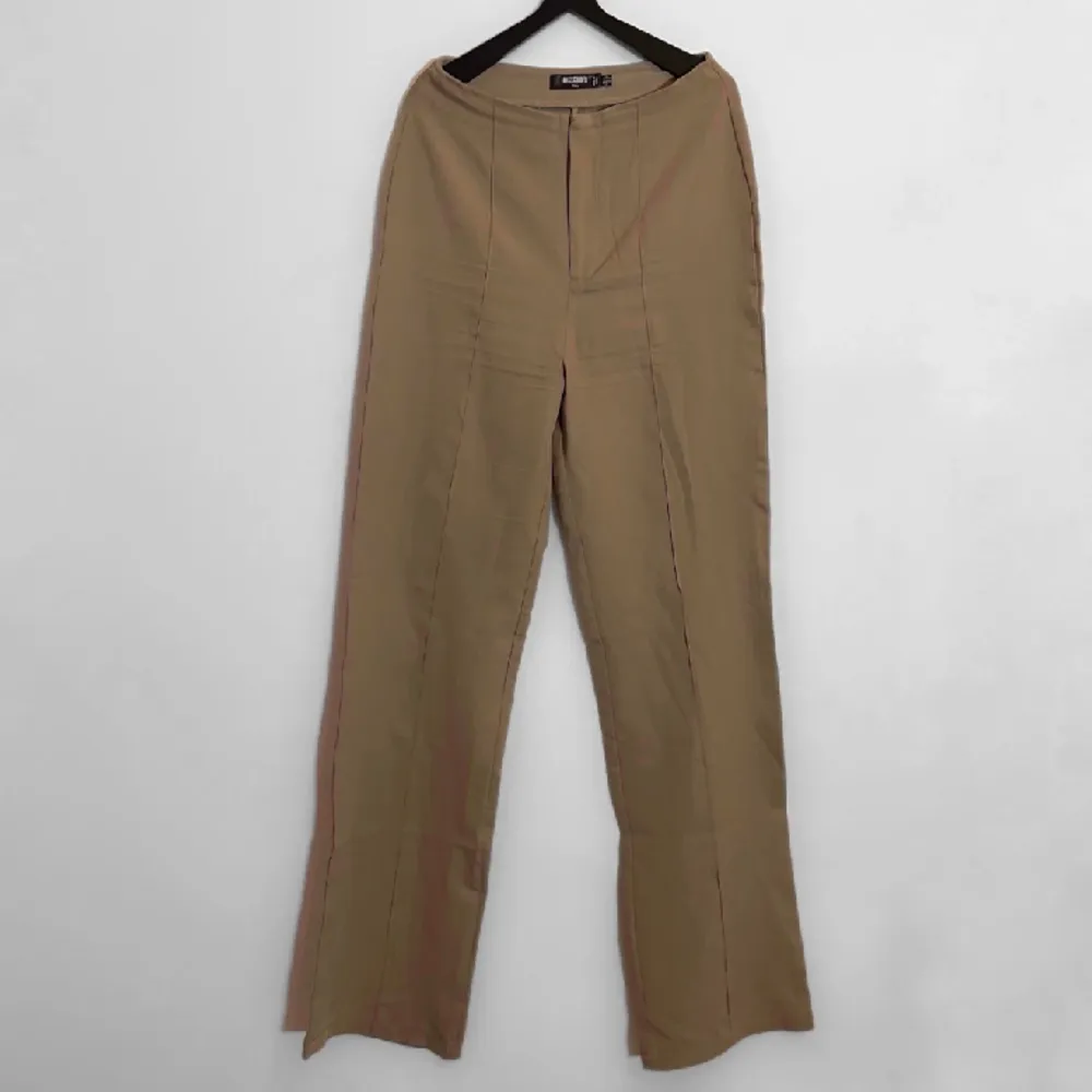 Märke: Missguided TALL Typ: Kostym - Kavaj och byxor Färg: Kamel/Beige Strl: 36/(38) - TALL collection Skick/Övrigt: Begagnat skick. Använda några gånger.   Vi finns alltid till hands i PM för frågor och funderingar! . Kostymer.