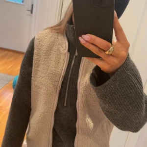 Teddy väst -  Jättefin teddyväst som tyvärr inte kommit till användning. Endast använd ett fåtal gånger så därför i väldigt bra skick! Storlek 158-164 som motsvarar XS eller S ( har bud på 250! )