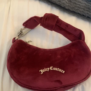 Juicy Couture Väska - näst intill oandvänd. Säljer den för passar inte riktigt mig och är inte riktigt min stil Köpare får stå för frakten 