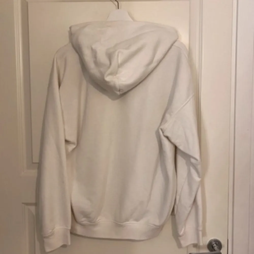 En vit hoodie från Uniqlo som e helt använd. Storlek M. Helt oanvänd. Köpt för 600kr. PRIS KAN DISKUTERAS!. Hoodies.