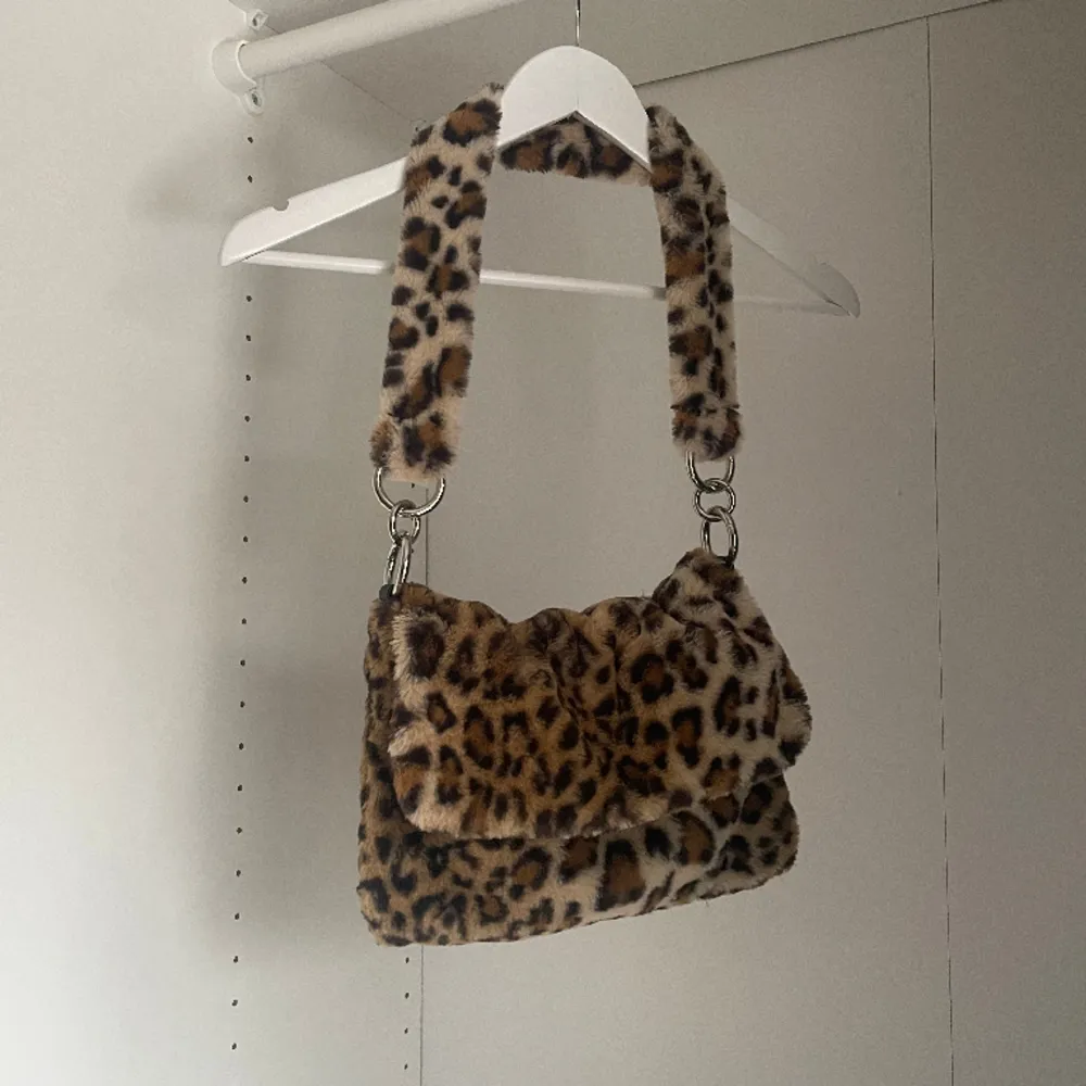 Leopardväska från topshop. supermjukt! I perfekt skick. Väskor.