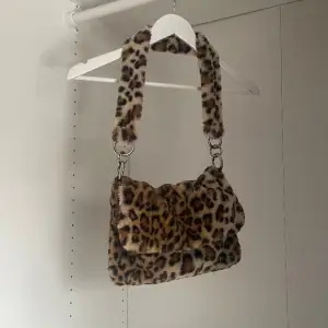 Leopardväska från topshop. supermjukt! I perfekt skick