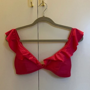 Bikini överdel  - En jättefin rosa bikini överdel ifrån Gina Tricot med en volang. Aldrig använd. Storlek S🩷