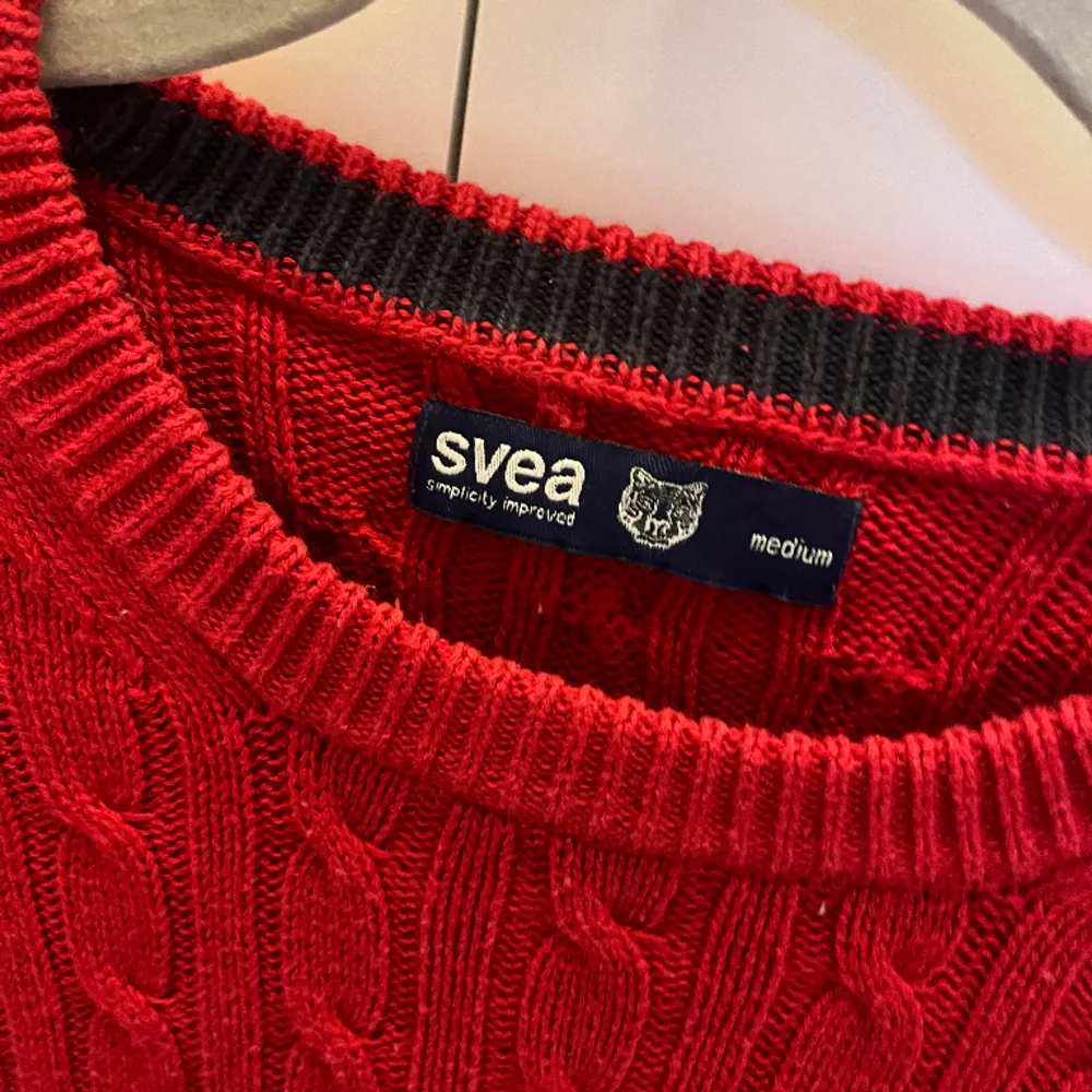 En fin röd kabelstickad tröja ifrån Svea. Nyskick i storlek M.❤️. Tröjor & Koftor.