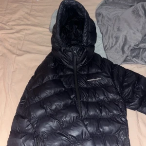 Vinterjacka  - Säljer denna pga för stor. Skick 9/10 Nypris 2600 Köparen står för frakten!