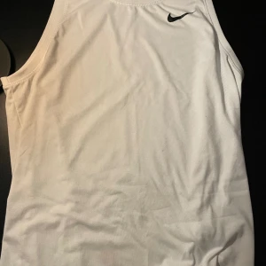 Nike linne  - Använd kanske 10 ggr, har en fläck längst ner