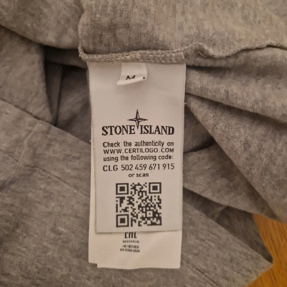 Säljer en äkta stone island i grå färg. Storlek M. Fint skick! Qr kod finns för att bekräfta äkthet. Skriv om du har några frågor :). T-shirts.