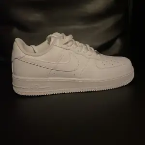Vita Nike air force skor som aldrig har används  och är i storlekn 40 1/2