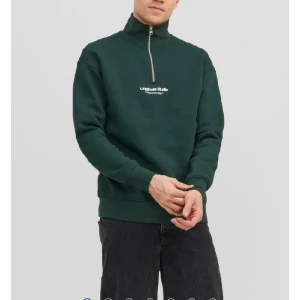 Originals studio / Jack and Jones  - Säljer denna originals studio halv zip från Jack and Jones. I princip nyskick och bara använt ett fåtal gånger, köpt för 600 I butik. Skriv för mer bilder, är även öppen för byten och priset är ej hugget i sten😊
