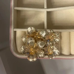 örhängen  - skit snygga örhängen 💕🫶🏻