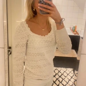 Vit tröja från Vila - Säljer mina fina vita tröja från Vila som är använd endast 1-2 gånger vilket gör att den är i nyskick❤️ 