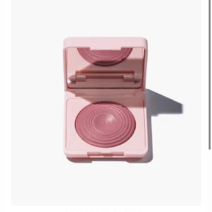 Blush från caia - Fin blush från caia, endast testad! I färgen ”Raspberry Passion” Slutsåld på hemsidan. Super fin färg!!Skriv för flera bilder💗💗