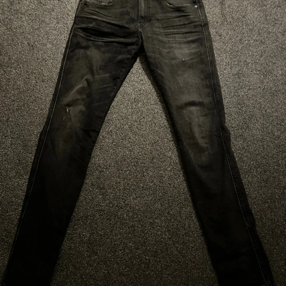 Säljer nu dessa sjukt feta replay jeans, skick 9/10 inga defekter. Hör av dig för fler bilder eller frågor//Liam. Jeans & Byxor.