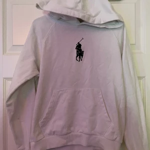 Ralph lauren hoodie - Den sitter som en xs! Skicket är 7,5/10 eftersom att färgen har lossat lite på loggan. Nypris cirka 1000kr💕